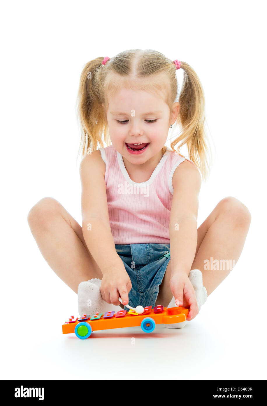 entzückenden Kind Mädchen spielen mit Spieluhr Stockfoto