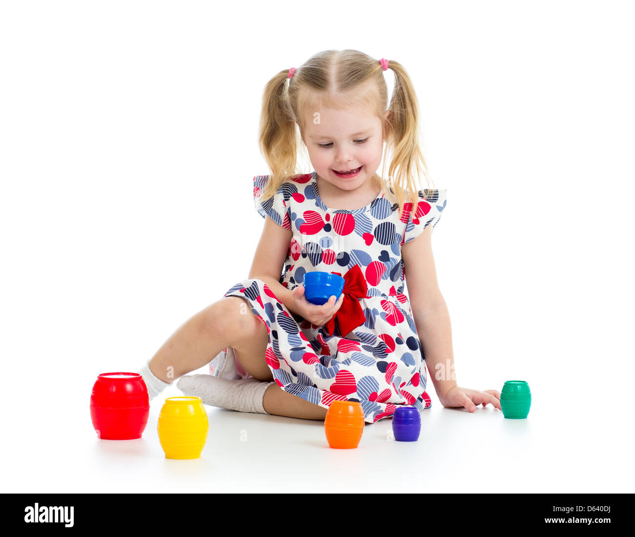 Nettes Kind Mädchen spielen mit Spielzeug isoliert auf weiß Stockfoto