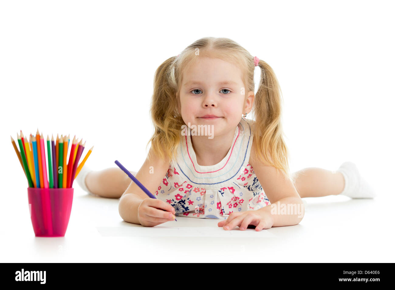 Kind Mädchen mit bunten Bleistift Zeichnung Stockfoto