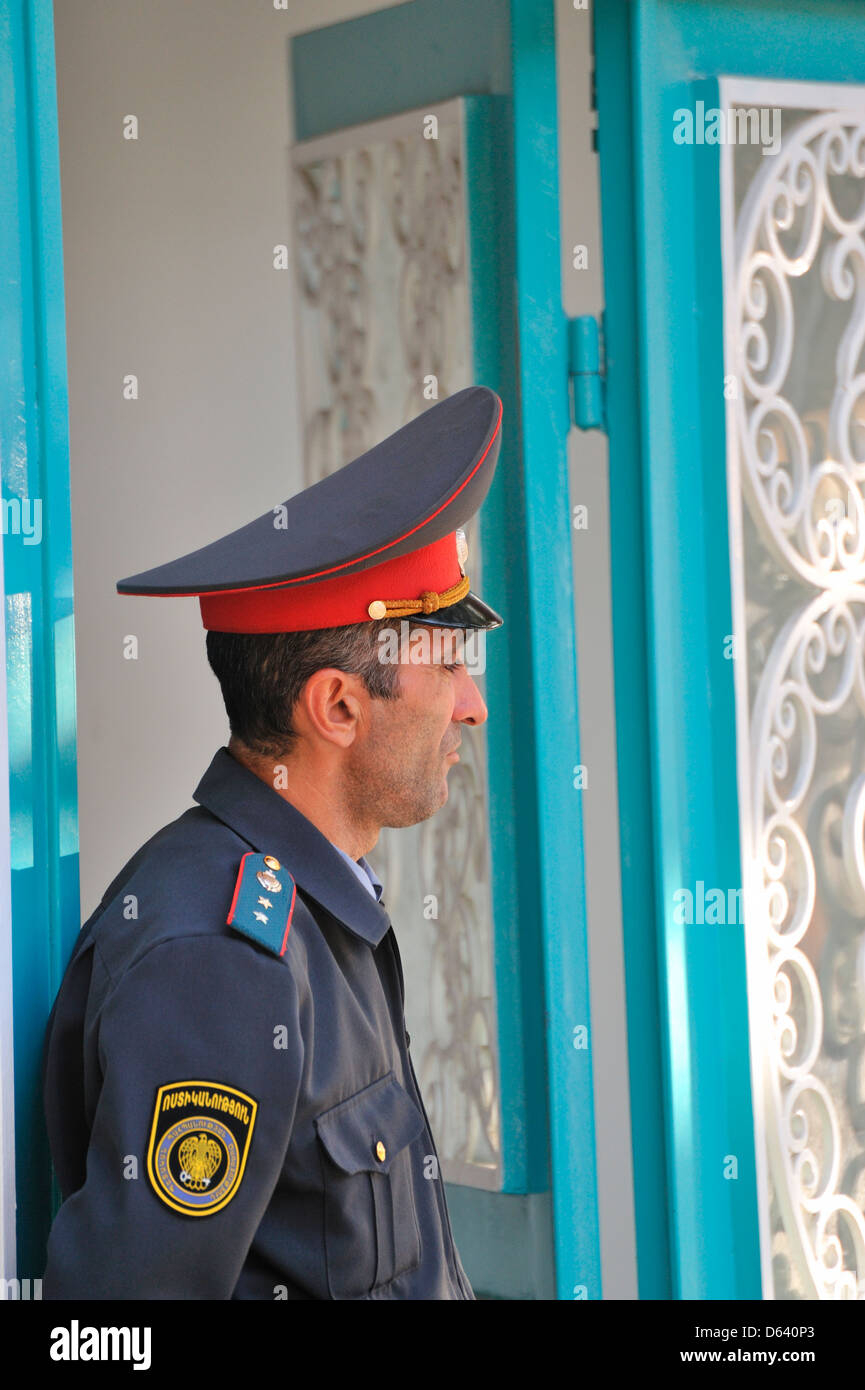 Polizisten bewachen die blaue Moschee, Eriwan, Armenien Stockfoto
