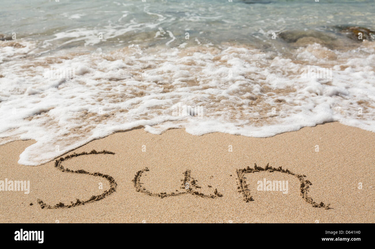 Sand Zeichnung am warmen Strand von Meeresbrandung in Karibik Rechtschreibung Sonne Stockfoto