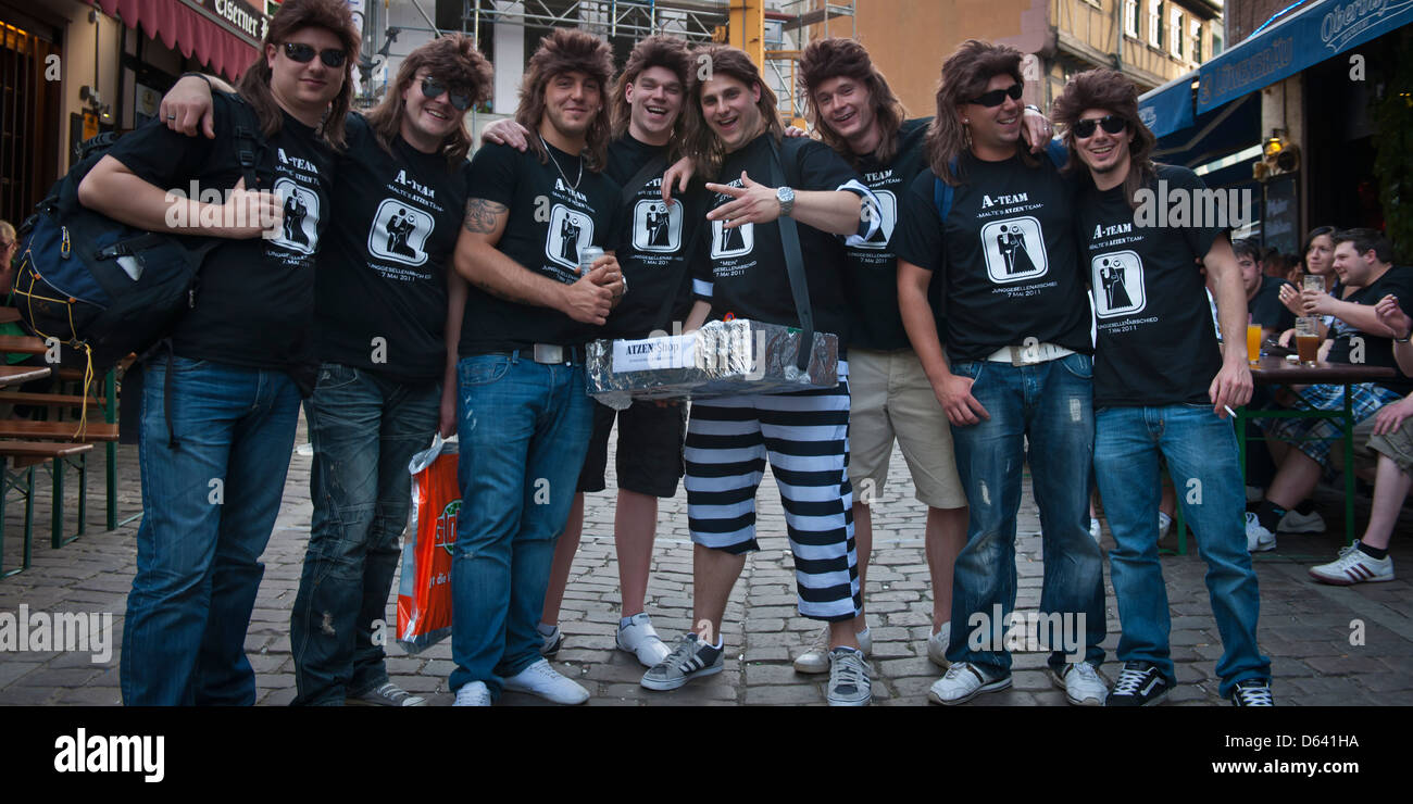 Junge Männer verkleiden sich für ein Fußballspiel, Frankfurt am Main, Deutschland. Stockfoto