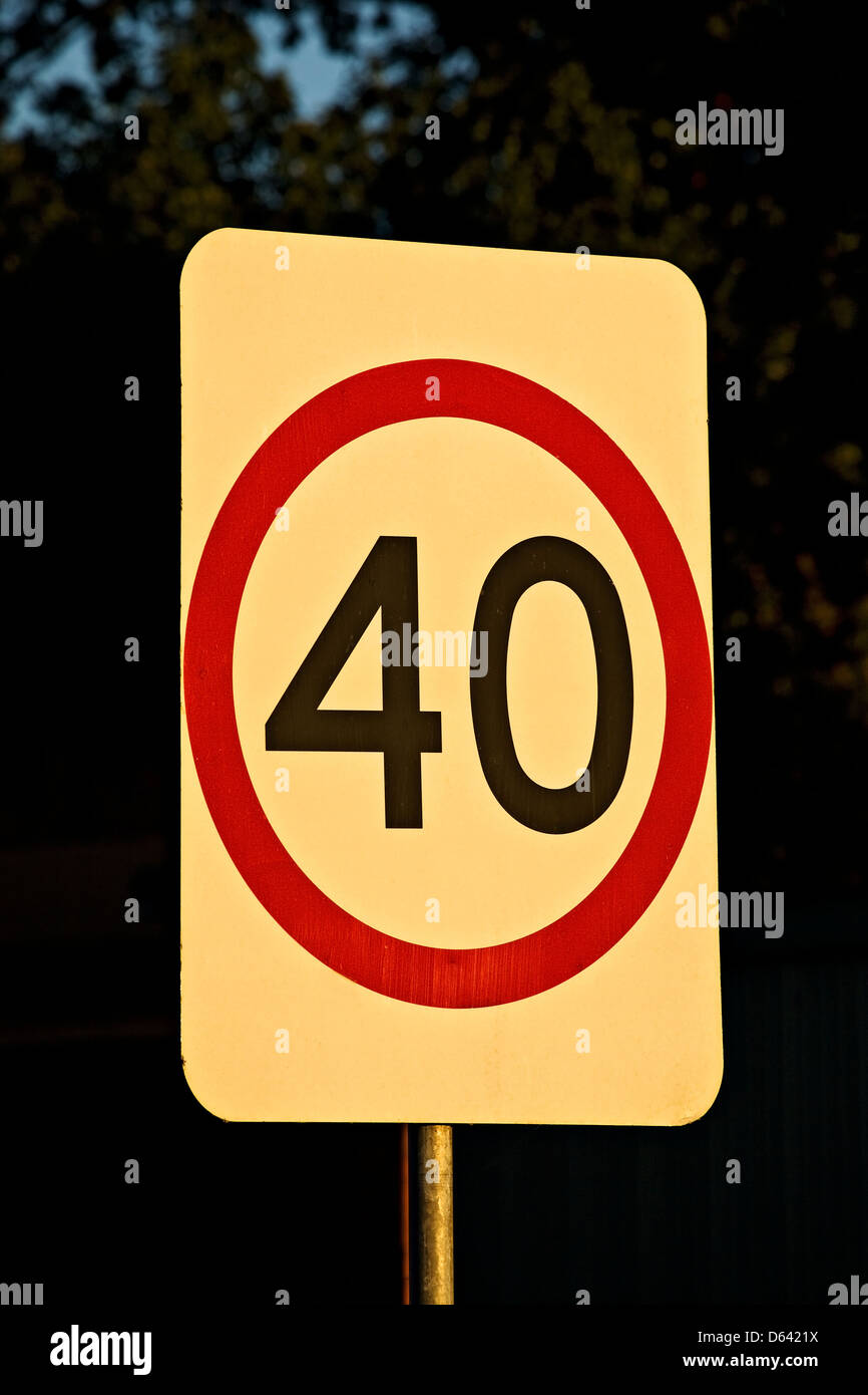 Ballarat, Australien / eine Geschwindigkeitsbegrenzung Einschränkung Zeichen in einigen Ballungsräumen der Stadt Ballarat Australia. Stockfoto