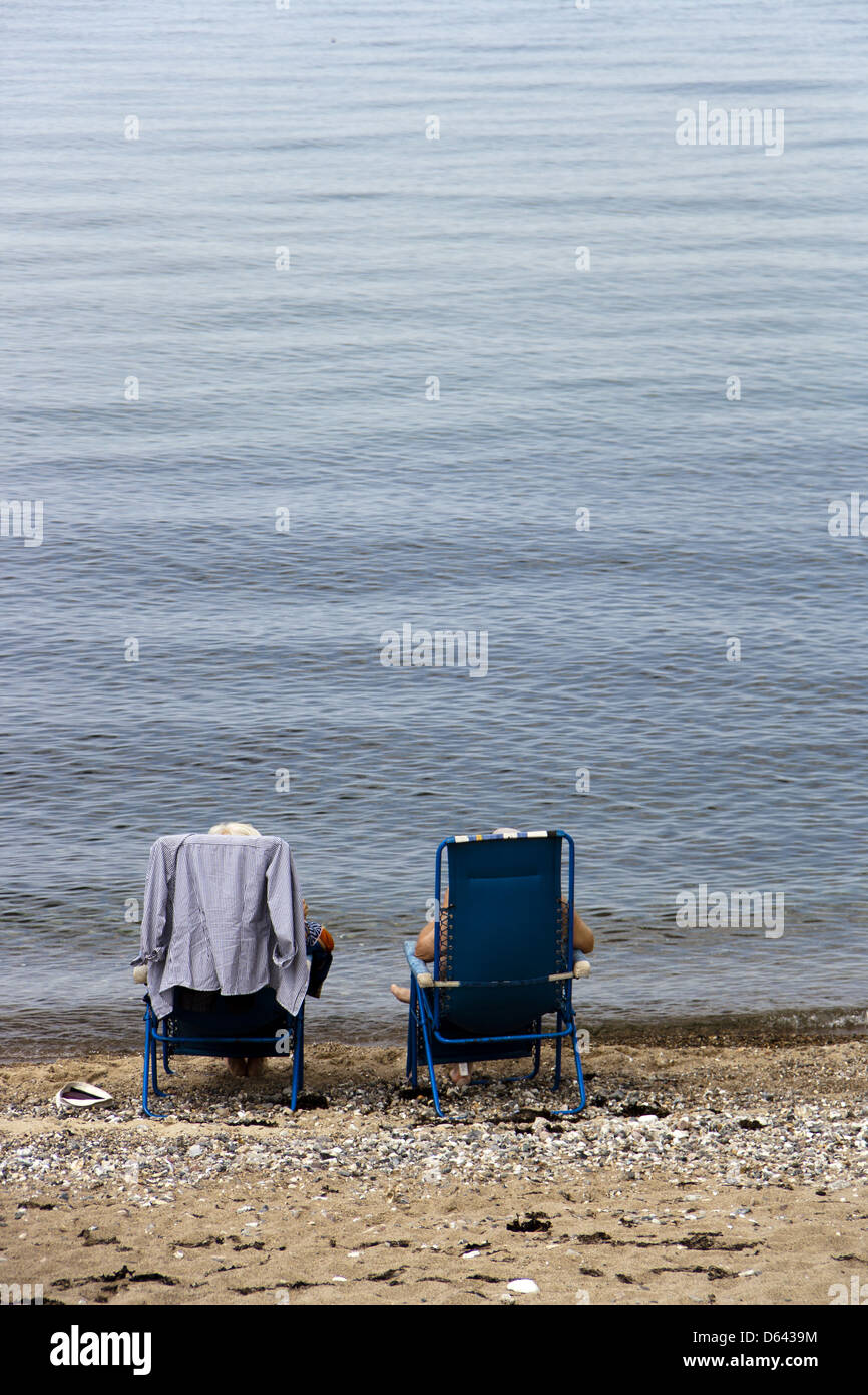 sitzen an einem Strand Stockfoto