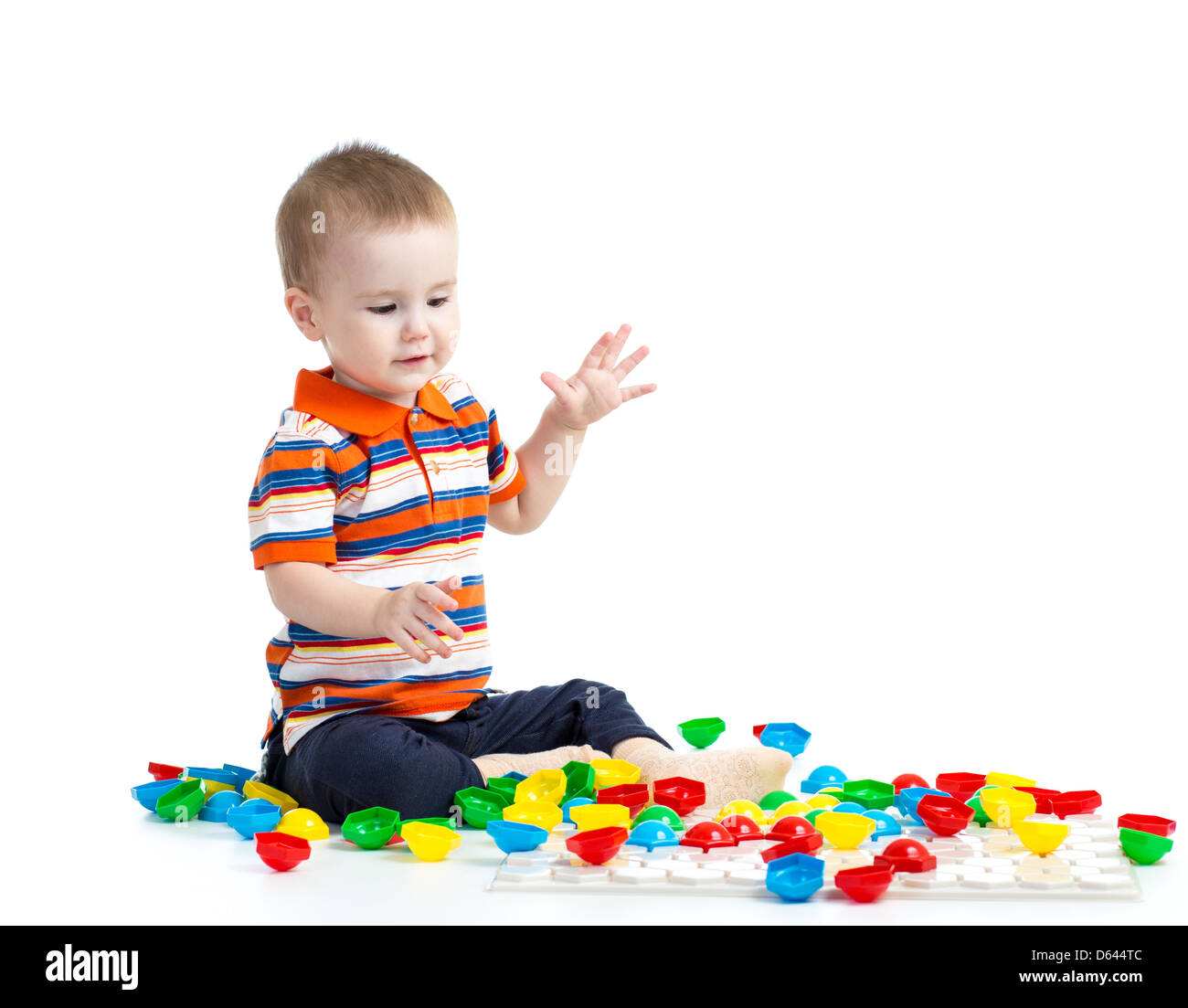 Entzückende kleine Junge Mosaik Spielzeug spielen Stockfoto