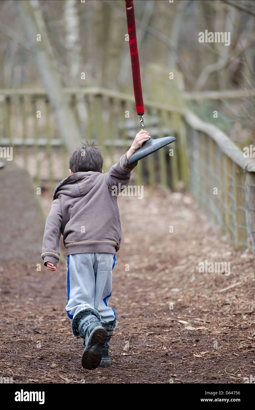 Kind zu Fuß mit Zipline Kabelbaum Stockfoto