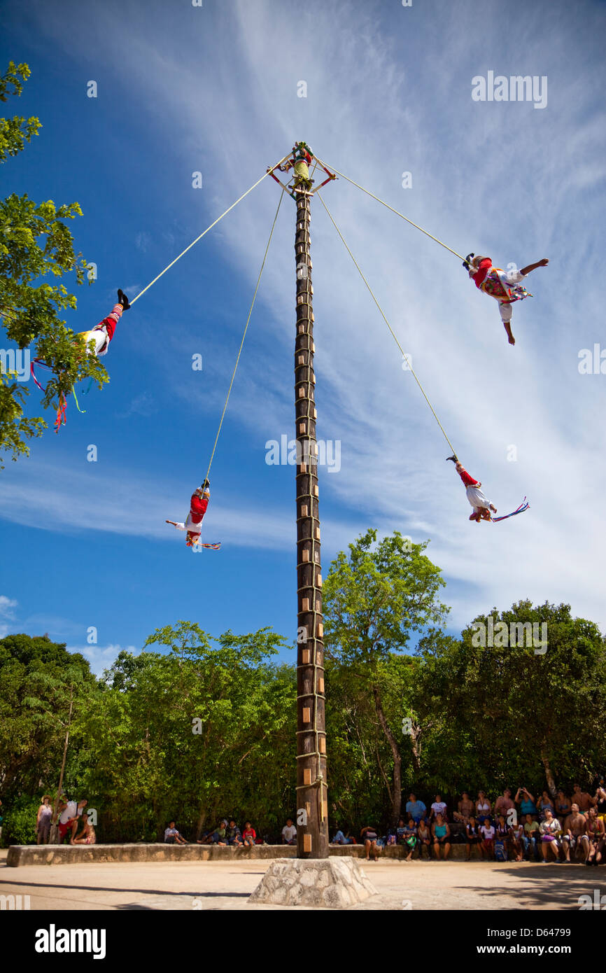 Papantla fliegen Männer, eine Maya-Zeremonie durchgeführt im Frühjahr in der Hoffnung auf eine gute Ernte. Xcaret, Riviera Maya, Yucatan, Mexiko. Stockfoto