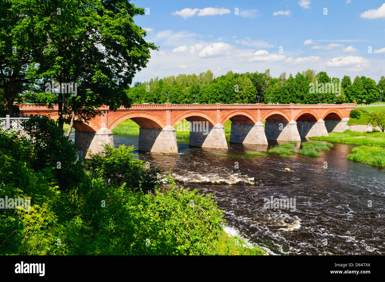 Backsteinbrücke über Venta Fluß in Kuldiga, Lettland Stockfoto