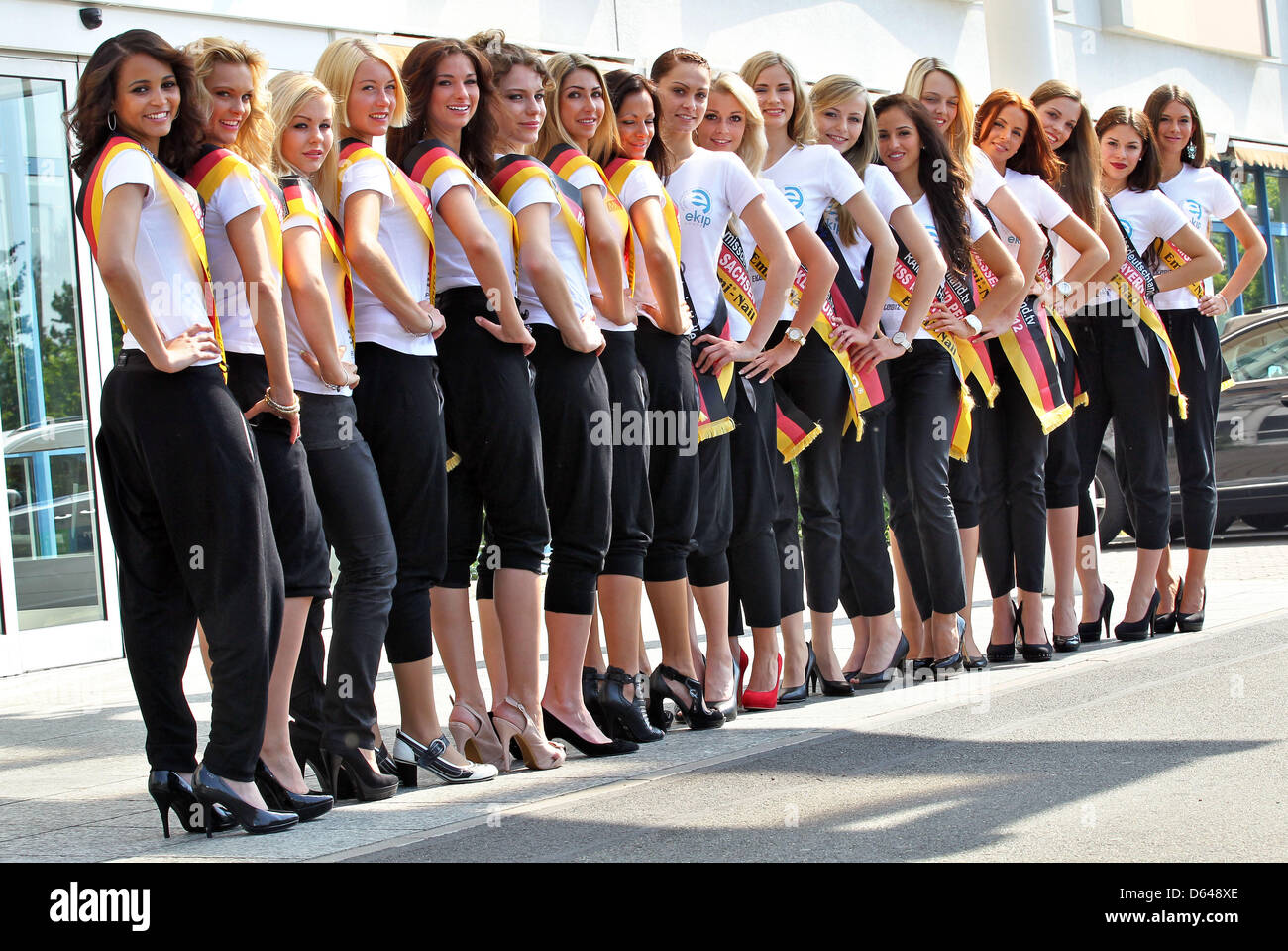 Kandidaten der Schönheitswettbewerb Miss Germany darstellen vor einem Hotel in Halle/Saale, Deutschland, 23. Mai 2012. Das Finale der Schönheitswettbewerb statt findet am 27. Mai 2012. 16 Kandidaten wurden für das Finale mit Foto-Shootings und Förderung Termine vorbereitet. Foto: JAN WOITAS Stockfoto