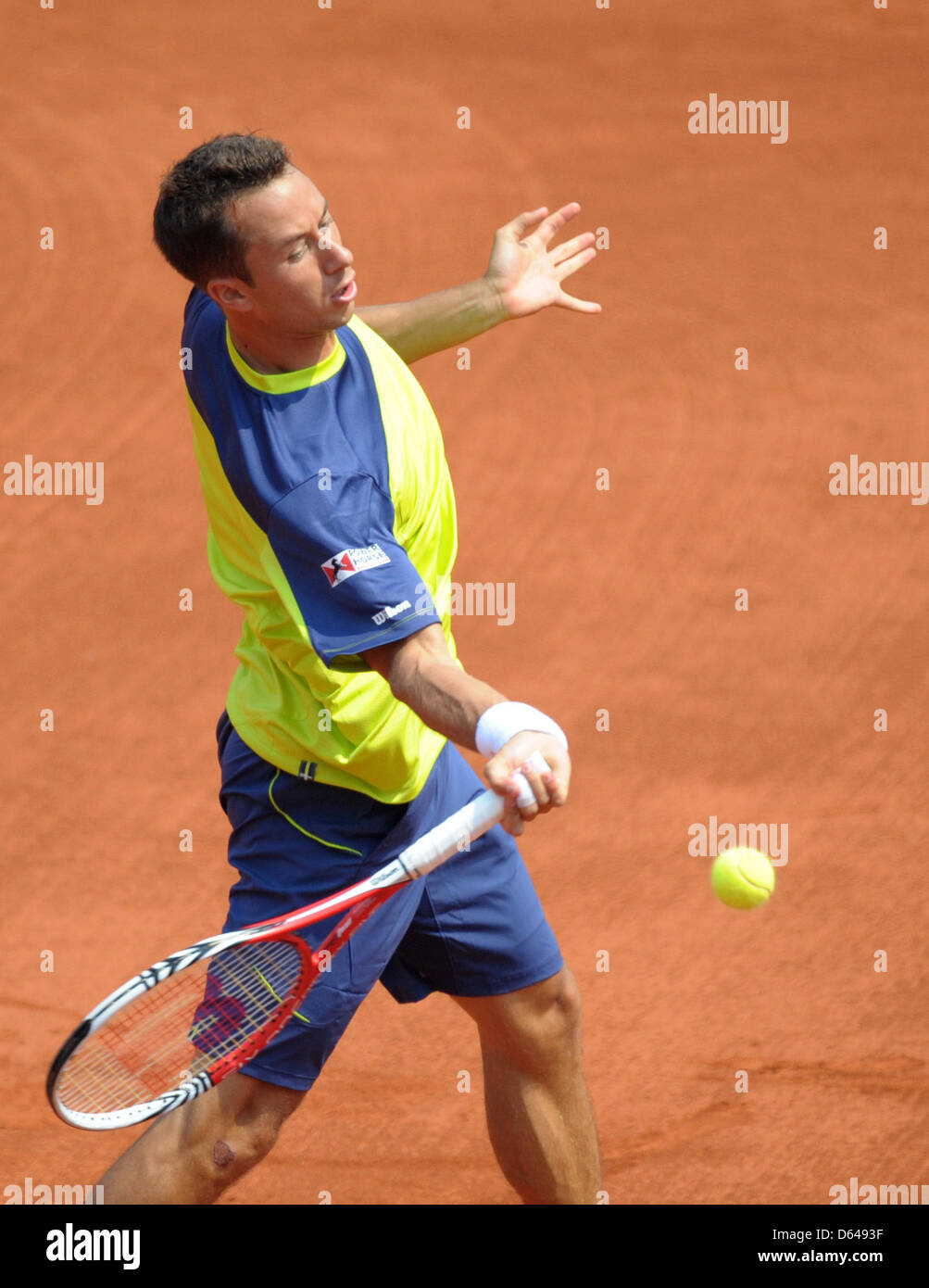 Deutschen Tennisprofi Philipp Kohlschreiber den Ball gegen Kroatiens Zovko dient während der Tennis World Team Cup match zwischen Deutschland und Kroatien im Rochusclub in Düsseldorf, 23. Mai 2012. Foto: Caroline Seidel Stockfoto