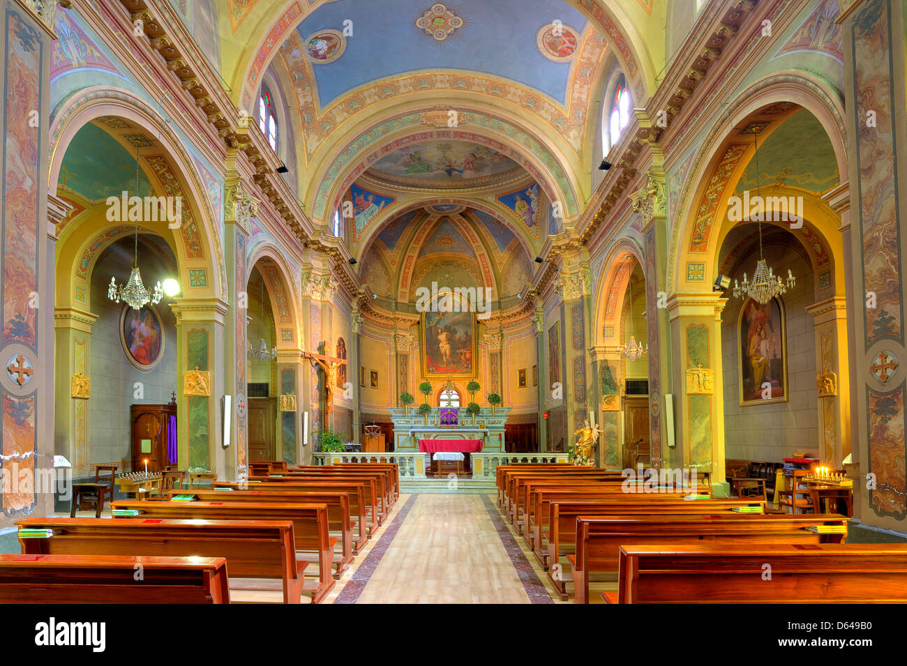 Innenansicht der kleinen katholischen Kirche in der Stadt von Serralunga D'Alba im Piemont, Norditalien. Stockfoto