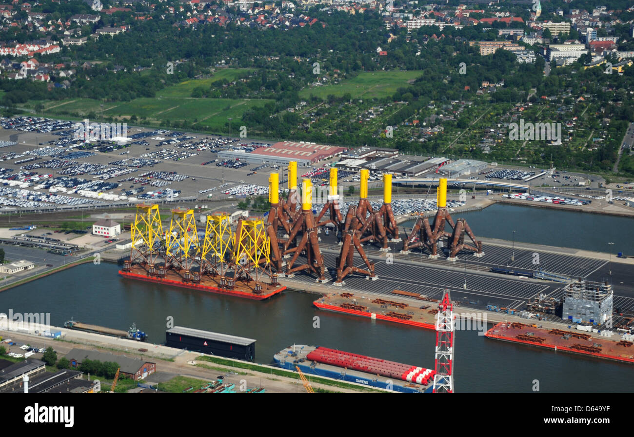 Eine Luftaufnahme Zeigt Die Unterstutzungen Fur Offshore Windkraftanlagen In Den Hafen Von Bremerhaven 23 Mai 12 Windreich Ag Offshore Wind Energie Stiftung Sowie Investoren Und Lieferanten Wollen Zeigen Dass Offshore Windparks Sind Sinnvoll Und