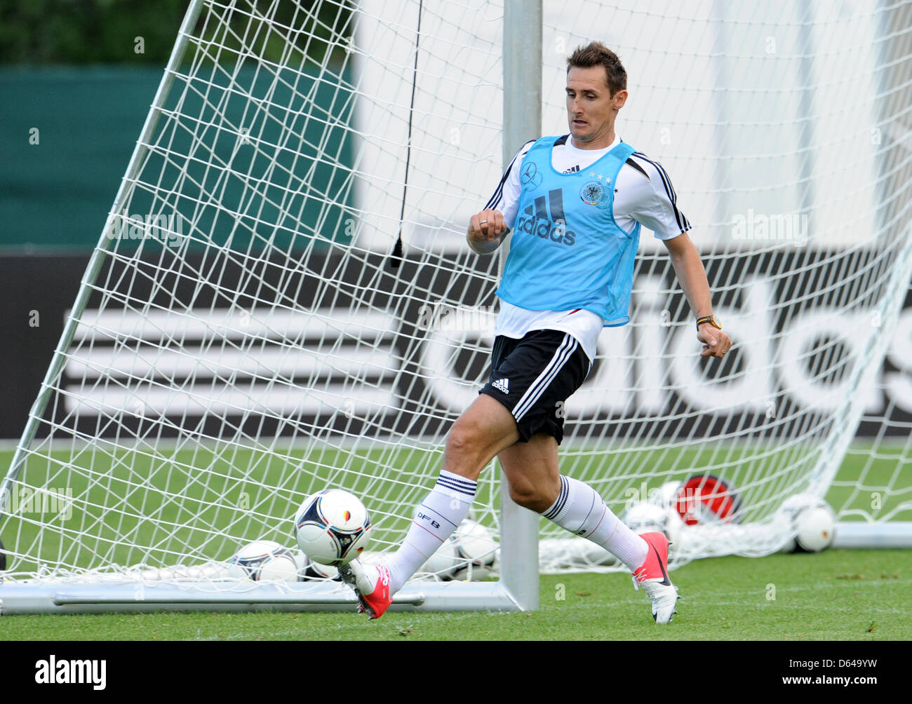 Deutschlands Miroslav Klose nimmt Teil in der Praxis im Trainingslager in Tourrettes in der Nähe von Cannes, Frankreich, 23. Mai 2012. Derzeit bereitet die deutsche Fußball-Nationalmannschaft der UEFA Fußball-Europameisterschaft 2012 in ein Trainingslager im Süden von Frankreich. Foto: ANDREAS GEBERT Stockfoto