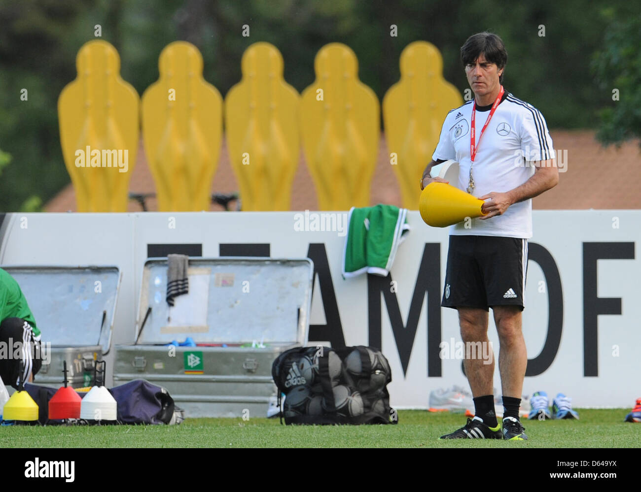 Deutschlands Trainer Joachim Loew richtet ein Kegel während des Trainings im Trainingslager in Tourrettes in der Nähe von Cannes, Frankreich, 23. Mai 2012. Derzeit bereitet die deutsche Fußball-Nationalmannschaft der UEFA Fußball-Europameisterschaft 2012 in ein Trainingslager im Süden von Frankreich. Foto: ANDREAS GEBERT Stockfoto