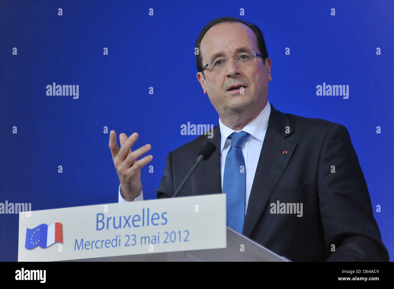 Der französische Präsident Francois Hollande spricht während einer Pressekonferenz im Rahmen des EU-Sondergipfels am 23. Mai 2012 in Brüssel, Belgien, über die Verhandlungsergebnisse. Die Staats- und Regierungschefs der 27 EU-Staaten haben sich zusammengeschlossen, um das Wirtschaftswachstum als Ausweg aus der Krise zu diskutieren. Foto: FKPH Stockfoto