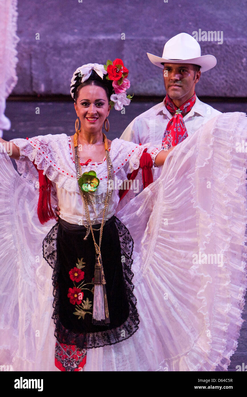 Mexikanische Paare tanzen den "Stanzen" Tanz in "Mexiko-Simulationsspiel", Xcaret, Playa del Carmen, Riviera Maya, Yucatan, Mexiko. Stockfoto