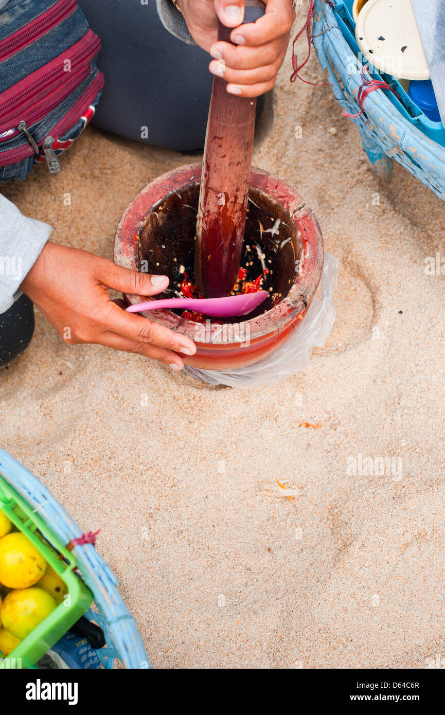 Mischen der Zutaten für traditionelle hot Thai beitragsfrei für den Verkauf von Lebensmitteln am kleinen Strand Markt Stockfoto