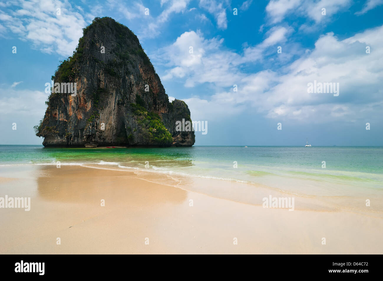 Tropischer Strand Landschaft mit Felseninsel Bildung und Ozean. Located Höhle Strand, Railay, Krabi, Thailand Stockfoto