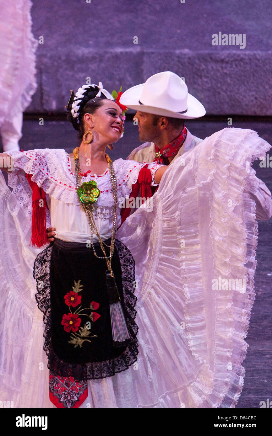 Mexikanische Paare tanzen den "Stanzen" Tanz in "Mexiko-Simulationsspiel", Xcaret, Playa del Carmen, Riviera Maya, Yucatan, Mexiko. Stockfoto