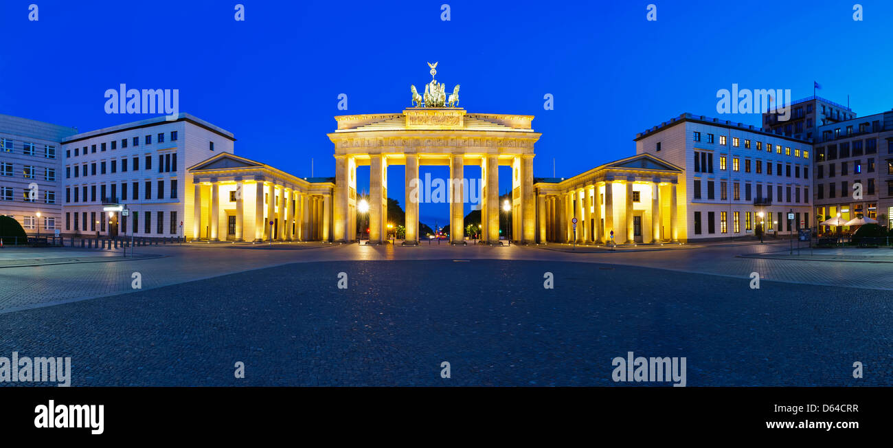 Panorama Brandenburger Tor in Berlin, Deutschland, in der Nacht Stockfoto