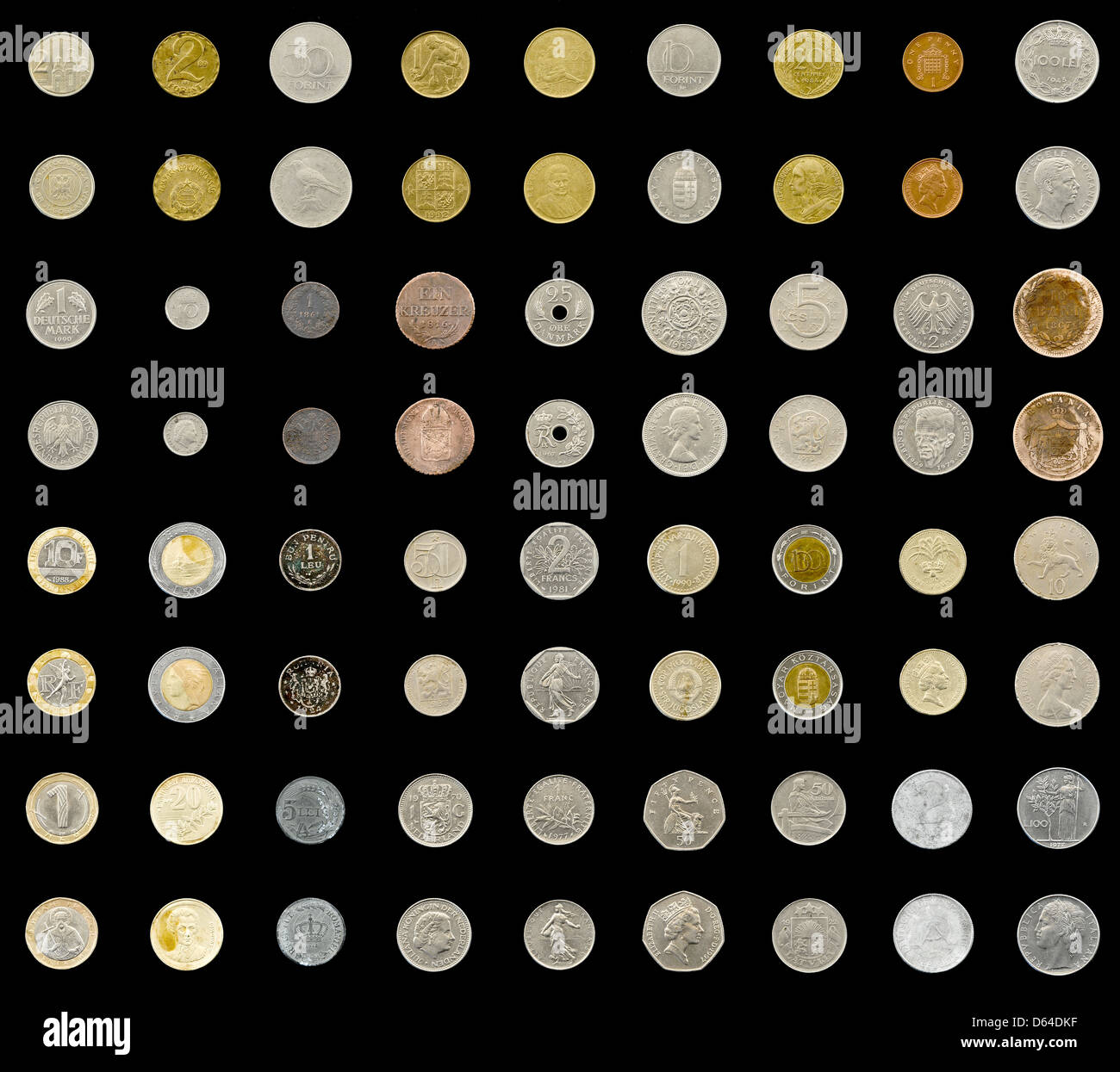 Münzsammlung mit alten Münzen auf schwarzem Hintergrund isoliert Stockfoto