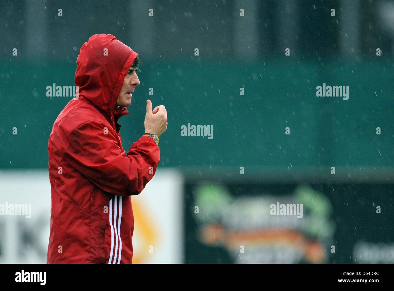 Bundestrainer Joachim Löw Beobachtet bin Freitag (25.05.2012) Das Training in Tourrettes (Frankreich) in der Nähe von Cannes. Die Deutsche Fußball-Nationalmannschaft Bereitet Sich in Einem Trainingslager in Südfrankreich Auf Die EM 2012 Vor. Foto: Andreas Gebert dpa Stockfoto