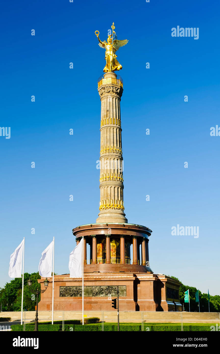 Siegessäule in Berlin, Deutschland mit blauem Himmel Stockfoto