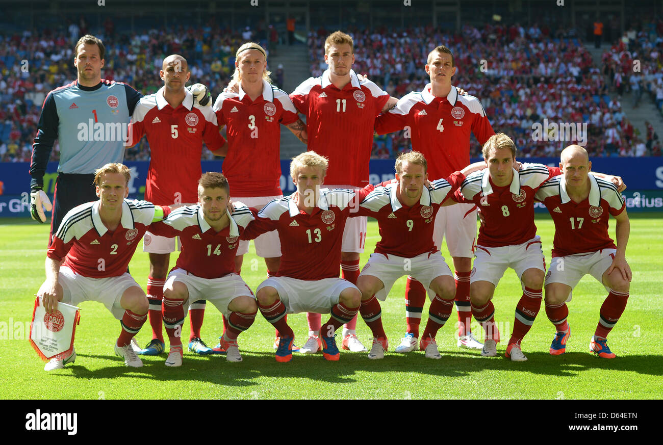 Dänemarks team (hinten l-R) Tomas Soerensen, Simon Poulsen, Simon Kjaer, Nicklas Bendtner, Daniel Agger; (front l-R) Christian Poulsen, Lasse Schoene, Daniel Wass, Michael Krohn-Dehli, Christian Eriksen und Niki Zimling stellen, bevor die internationale freundliche Fußballspiel-Dänemark Vs Brasilien in Imtech Arena in Hamburg, Deutschland, 26. Mai 2012. Foto: Marcus Brandt dpa Stockfoto