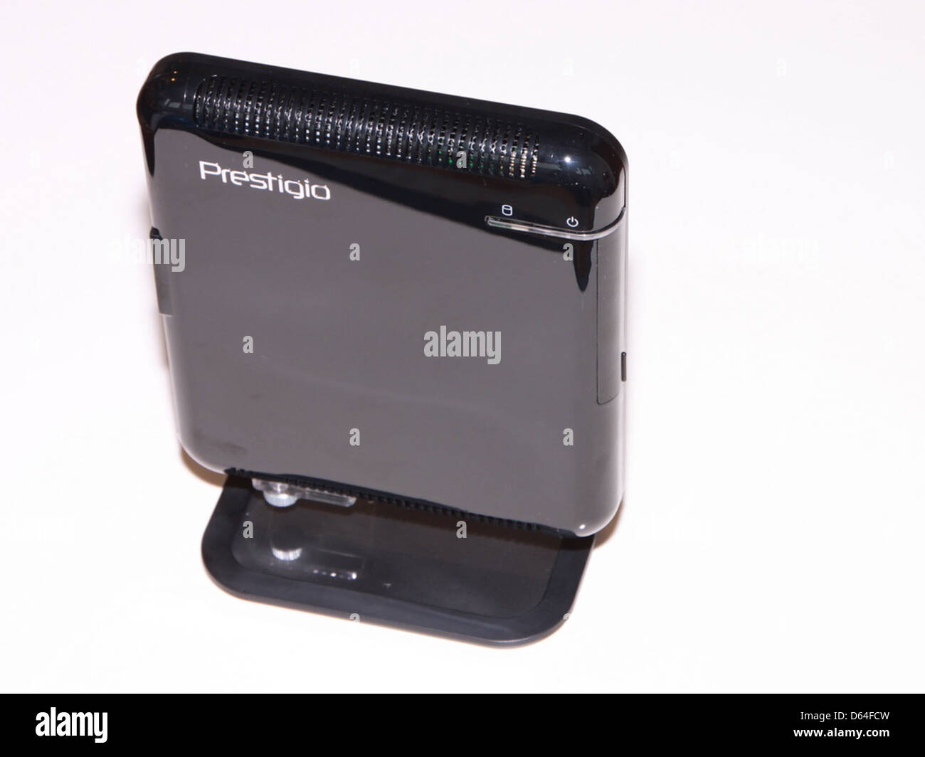 Dieses Bild zeigt den schlanken Desktop-Computer Prestigio ION-230. Das schlanke und kompakte Design des Computers ist ideal für kleine Räume und bietet gleichzeitig volle Funktionalität für den privaten oder geschäftlichen Einsatz. Stockfoto
