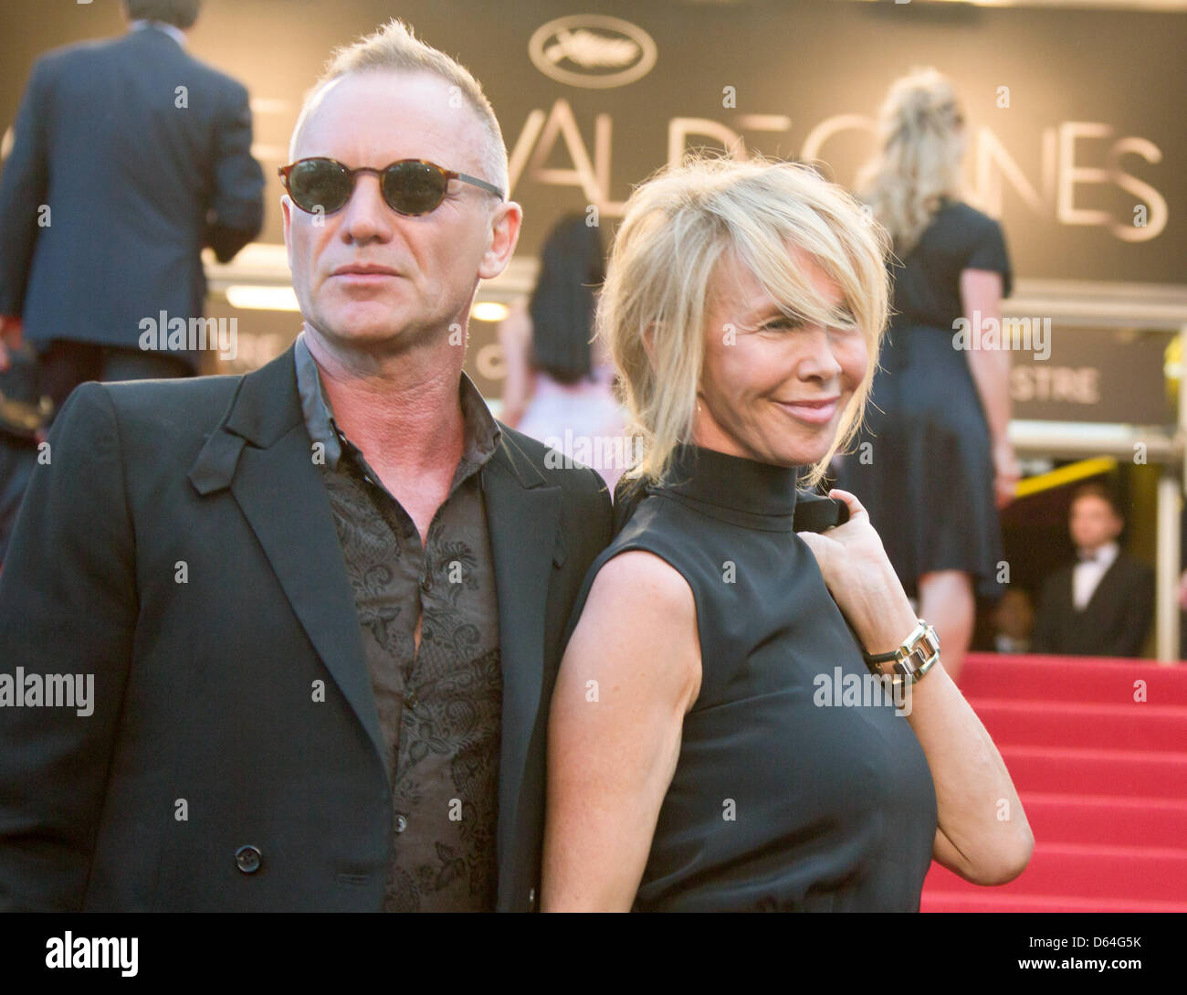 Sänger Sting und seine Frau Trudie Styler kommen bei der Premiere von "Mud" während der 65. Filmfestspiele von Cannes am Palais des Festivals in Cannes, Frankreich, am 26. Mai 2012. Foto: Hubert Boesl Stockfoto