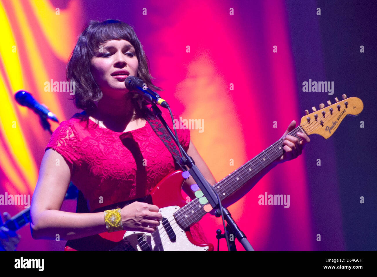 Die US-amerikanische Sängerin Norah Jones führt auf der Bühne in die Alte Oper in Frankfurt am Main, 26. Mai 2012. Jones präsentiert ihr neues Album "Little Broken Hearts". Foto: Emily Wabitsch Stockfoto