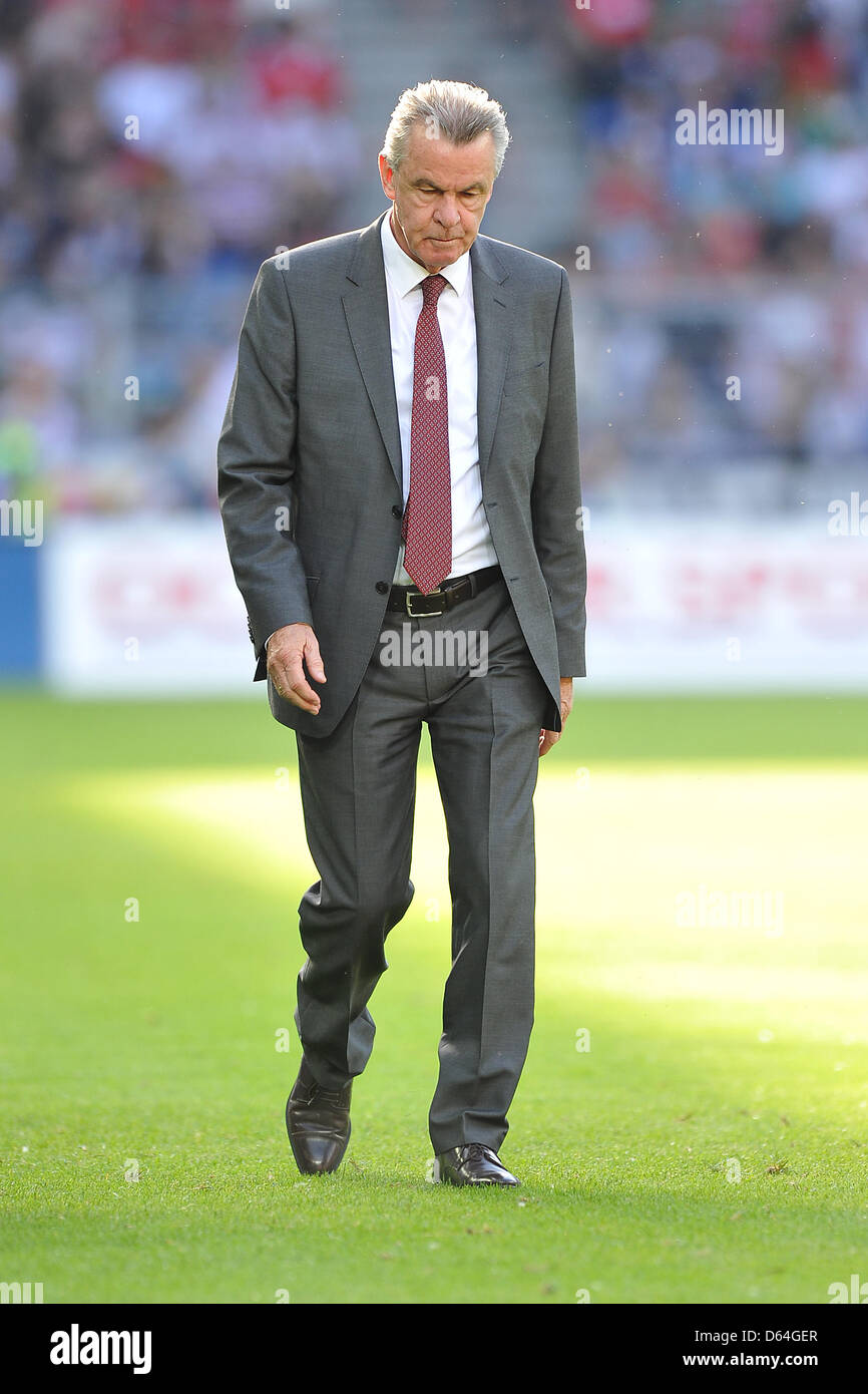 Die Trainer der Schweizer Fußball-Nationalmannschaft, Ottmar Hitzfeld, ist  während des Spiels zwischen Deutschland und der Schweiz im St. Jakob-Park  in Basel, Schweiz, 26. Mai 2012 abgebildet. Foto: Revierfoto  Stockfotografie - Alamy