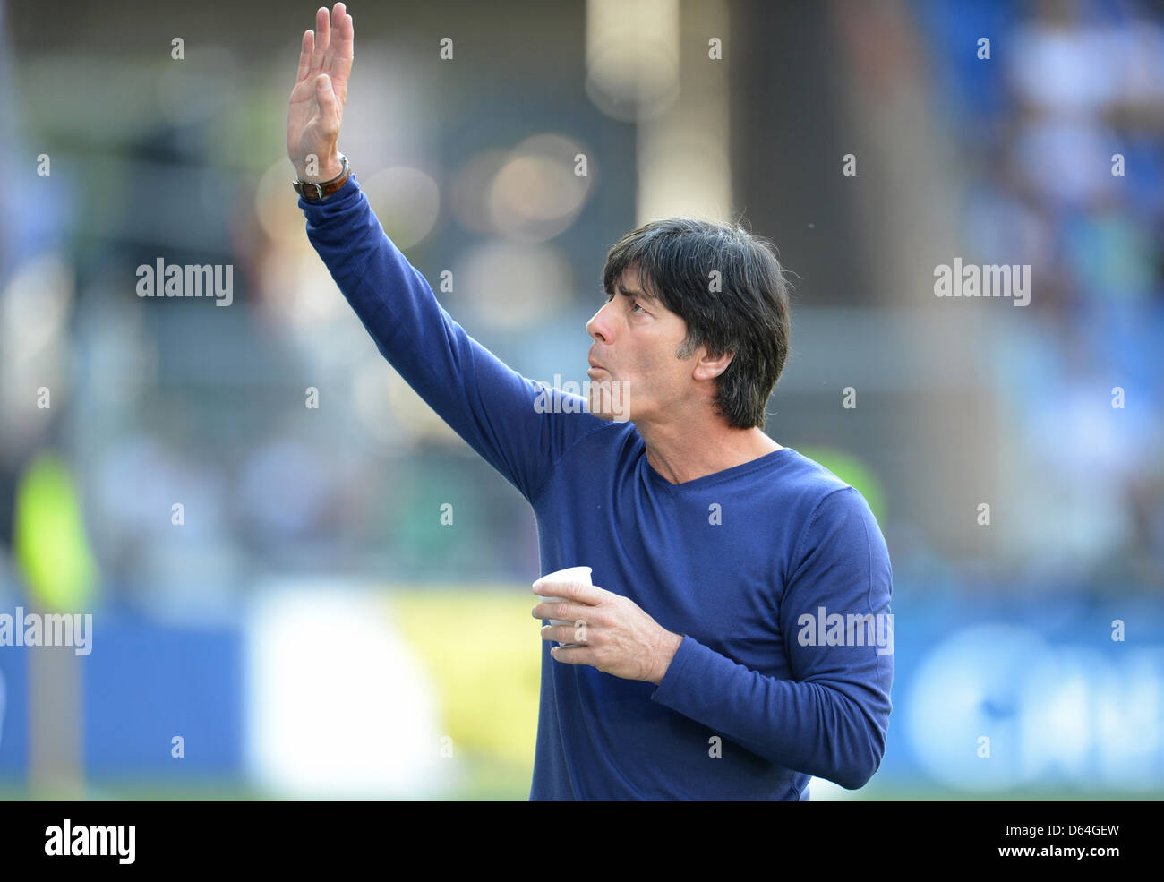 Deutschlands Trainer Joachim Löw Wellen vor der internationalen Fußball-freundliche Spiel Schweiz gegen Deutschland im St. Jakob-Park Stadion in Basel, Schweiz, 26. Mai 2012. Die Schweiz gewann 5:3. Foto: Andreas Gebert dpa Stockfoto