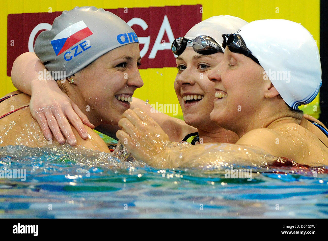 Tschechische Republik Petra Chocova (L-R), Irlands Sycerika Mc Mahon und Deutschlands Caroline Ruhnau reagieren nach der Frauen 50 Meter Brustschwimmen Finale bei der Europameisterschaft schwimmen in Debrecen, Ungarn, Sonntag, 27. Mai 2012. Foto: Marius Becker Dpa +++(c) Dpa - Bildfunk +++ Stockfoto