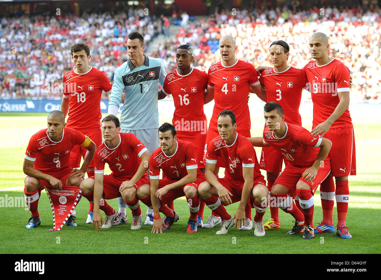 Ein Gruppenbild aus dem Fußballspiel der deutschen Nationalmannschaft gegen  die Schweizer Nationalmannschaft zeigen die Schweizer team (hinten l-R)  Admir Mehmedi - Diego Benaglio - Gelson Fernandes - Philippe Senderos -  Reto Ziegler -