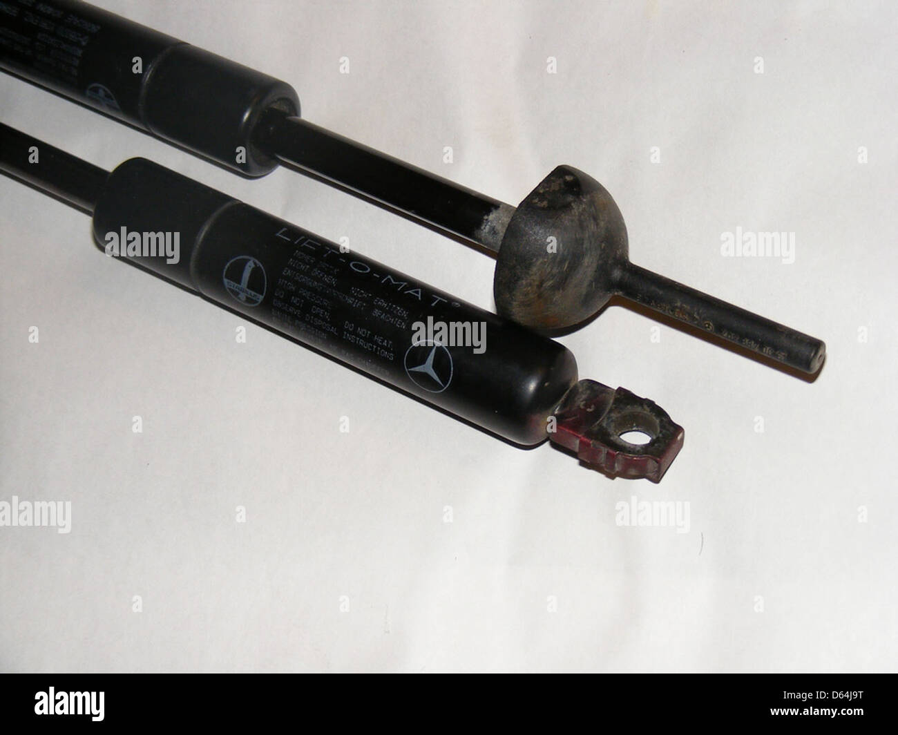 Mercedes-Motorhaube-Lift Gas-Strut Pneumatic-Spring  33073 Stockfoto