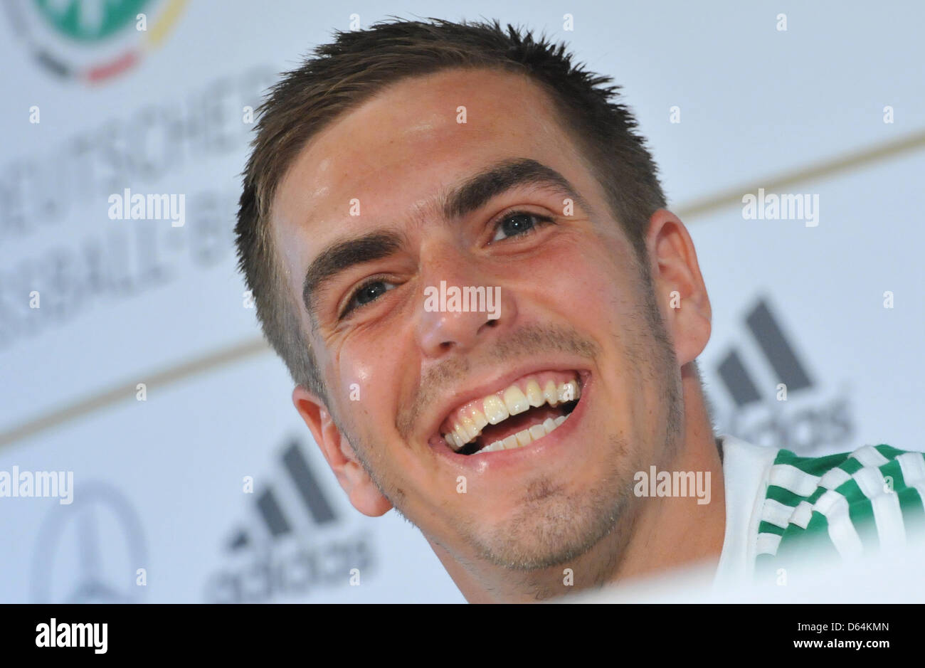 Fußball-Spieler Philipp Lahm lächelt auf einer Pressekonferenz im Hotel für die Medien in Callian, Frankreich, 30. Mai 2012. Die deutsche Fußball-Nationalmannschaft bereitet der UEFA Fußball-Europameisterschaft 2012 in ein Trainingslager im Süden von Frankreich. Foto: ANDREAS GEBERT Stockfoto