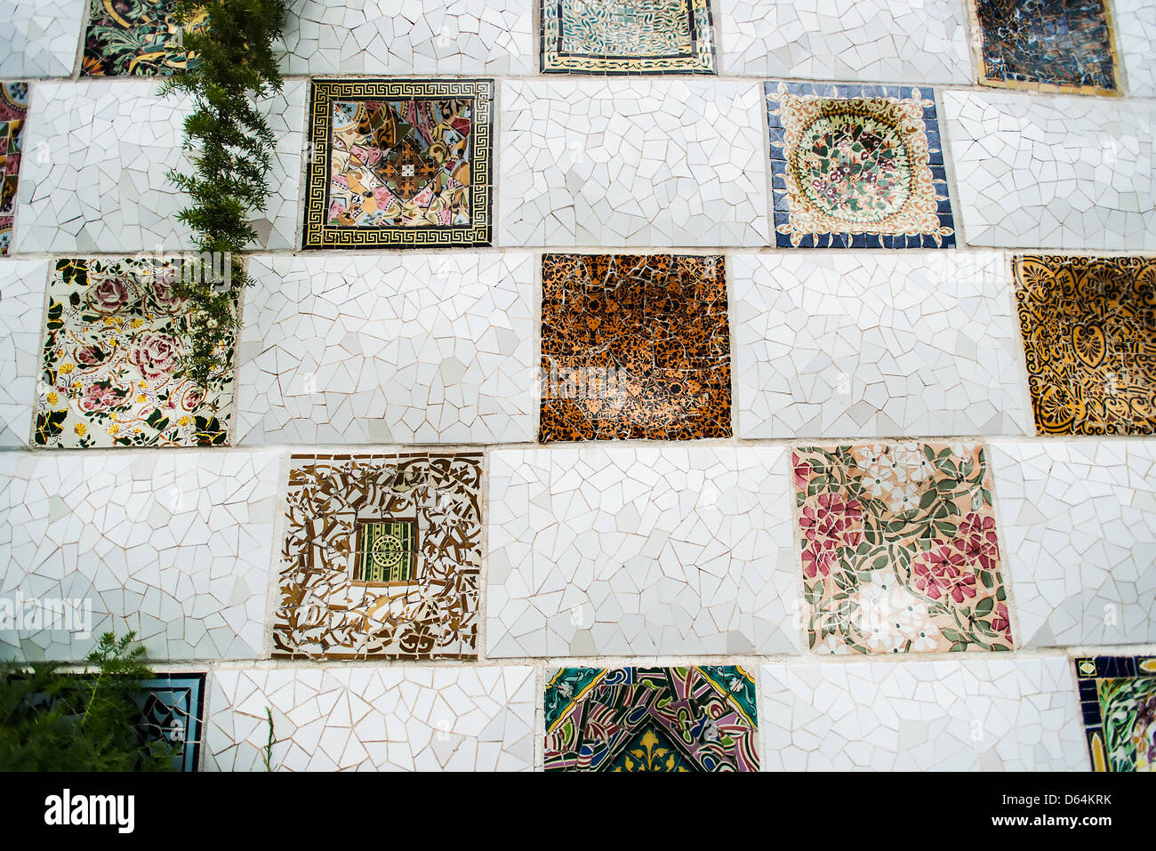 Die Mosaik Fliesen Wand im Park Güell Stockfoto