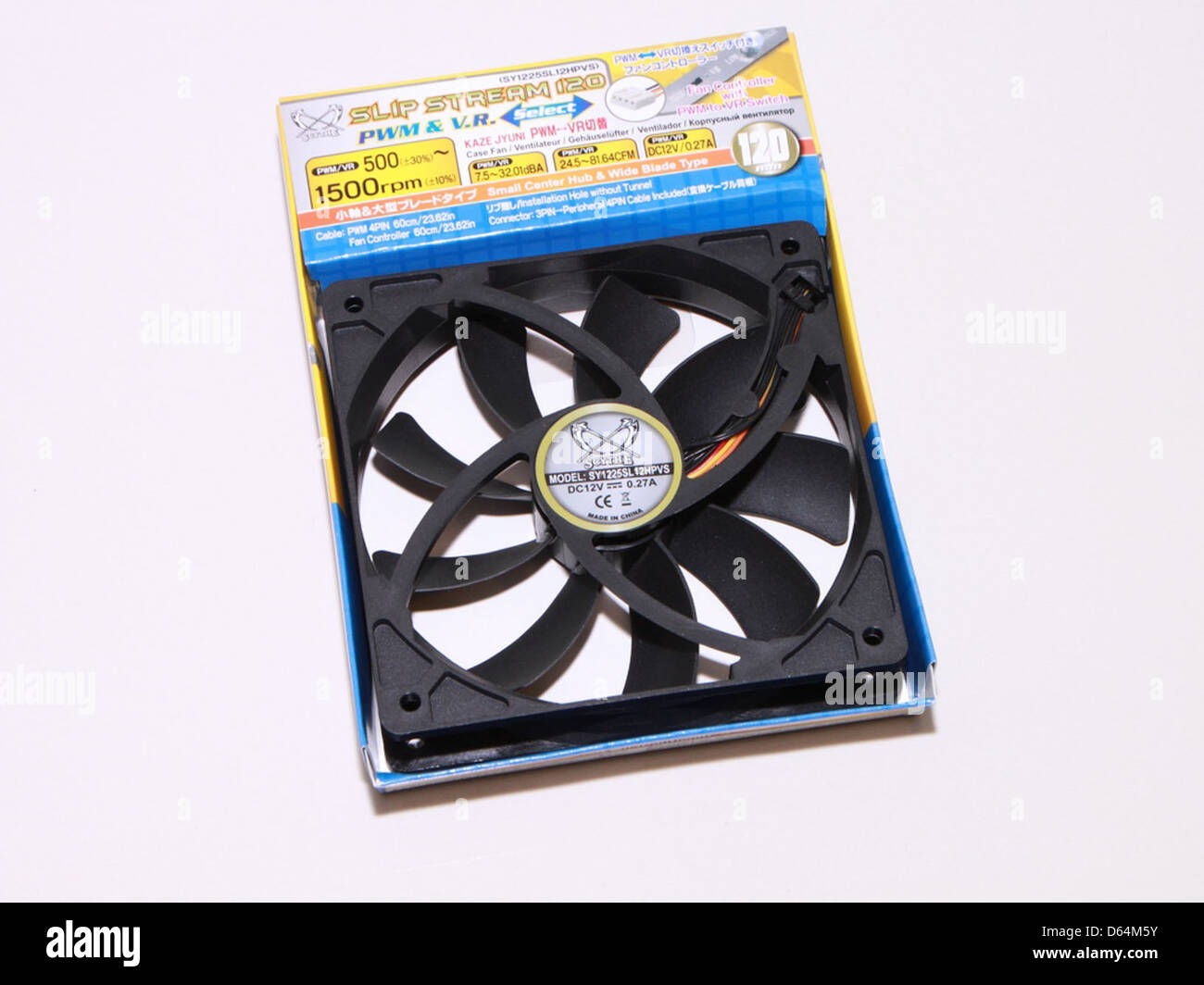 Der 120-mm-Gehäuselüfter Scythe Slip Stream wurde für eine leise Kühlung von Computersystemen entwickelt. Bekannt für seine Effizienz und seinen niedrigen Geräuschpegel, ist er ideal für Benutzer, die Lärm reduzieren und gleichzeitig eine gute Luftzirkulation und Kühlleistung gewährleisten möchten. Stockfoto