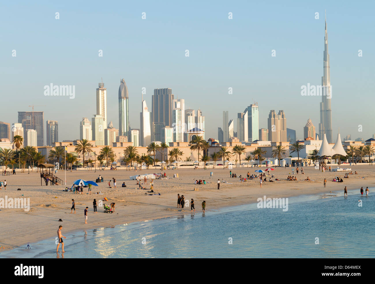 Blick auf moderne Skyline von Dubai Jumeirah Open Public Beach in Vereinigte Arabische Emirate VAE Stockfoto