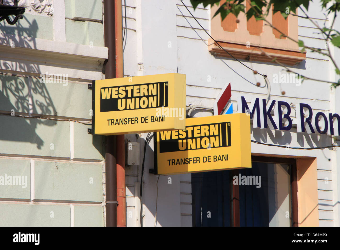 Dieses Bild zeigt einen Western Union Zahlungspunkt, der üblicherweise zum Senden und Empfangen von Geld verwendet wird. Es handelt sich um einen Service, der von Western Union in Zusammenarbeit mit Banken und Agenten angeboten wird. Stockfoto