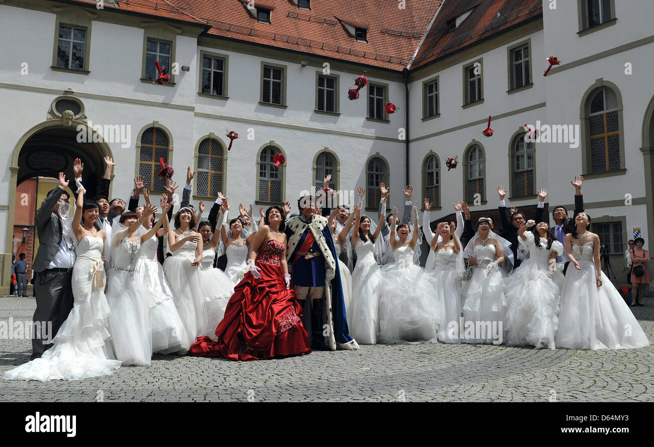 Brautpaare aus China mit zwei Schauspieler verkleidet als König Louis II. von Bayern und Sissi in Füssen, Deutschland, 31. Mai 2012. 15 Paare aus China statt eine gemeinsame Trauung in Füssen. Foto: STEFAN PUCHNER Stockfoto