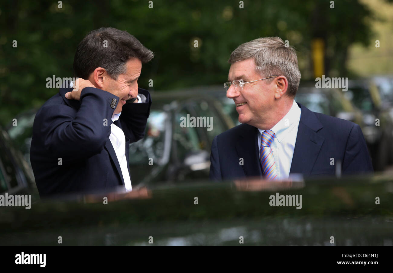 Vorsitzender des Londoner Organisationskomitees für die Olympischen Spiele 2012 in London Lord Sebastian Coe (L) ist vom Präsidenten des Deutschen Olympischen Sport Bund (DOSB) Thomas Bach in Frankfurt Main, Deutschland, 31. Mai 2012 begrüßt. Der DOSB angekündigt die ersten 85 Nominierungen für den deutschen Olympia-Mannschaft am selben Tag. Foto: Frank Rumpenhorst Stockfoto