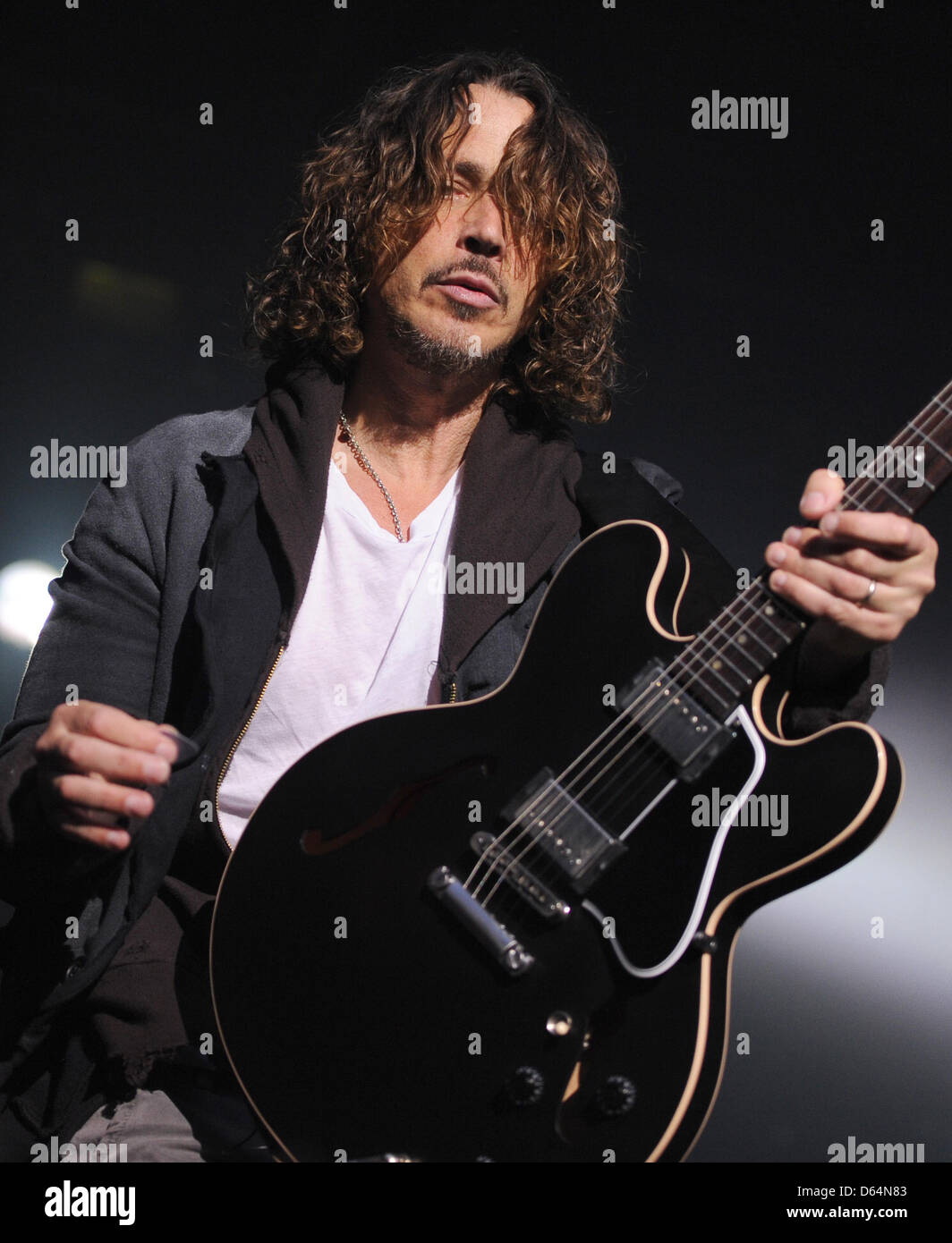 Sänger Chris Cornell von der US-Grunge-Band Soundgarden führt auf der Bühne während eines Konzerts der Band an der Zitadelle in Berlin, Deutschland, 31. Mai 2012. Die Band wird auch bei den Festivals Rock am Ring und Rock Im Park, die stattfinden wird an diesem Wochenende durchführen. Foto: BRITTA PEDERSEN Stockfoto