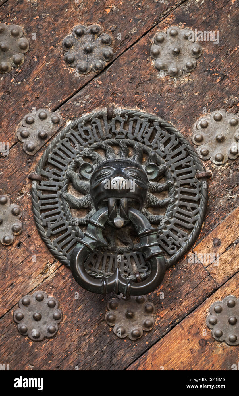 Alten verwitterten Tür Fragment mit Metall Löwen Kopf Griff. Altstadt von Tallinn, Estland Stockfoto