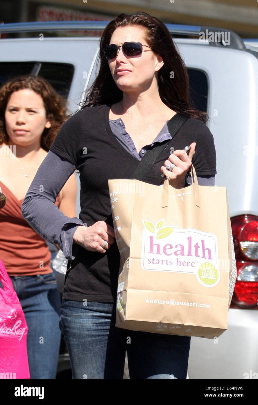 Brooke Shields mit einer Tasche von Lebensmitteln, wie sie ganze Lebensmittel Los Angeles, Kalifornien - 10.03.11 verlässt Stockfoto