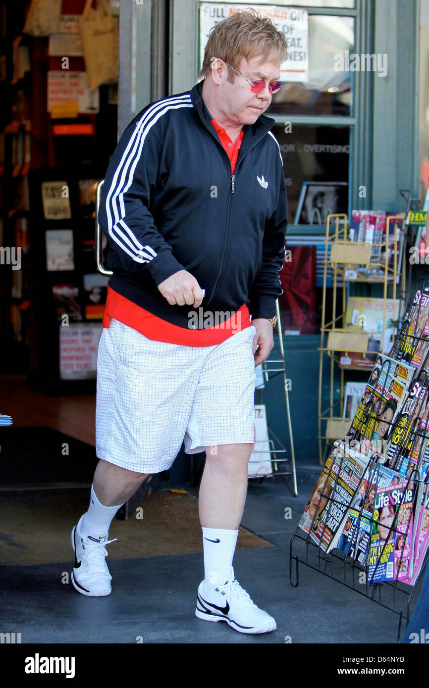 Elton John eine Adidas Jacke tragen, als er Buch Suppe Buchhandlung am  Sunset Boulevard geht. John gekauft Boxen im Wert von Büchern  Stockfotografie - Alamy