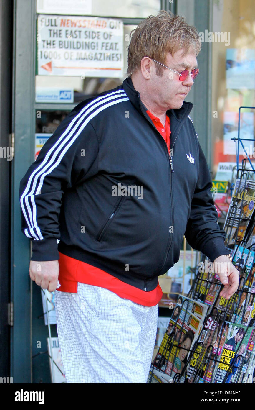 Elton John eine Adidas Jacke tragen, als er Buch Suppe Buchhandlung am  Sunset Boulevard geht. John gekauft 2 Boxen im Wert von Büchern  Stockfotografie - Alamy
