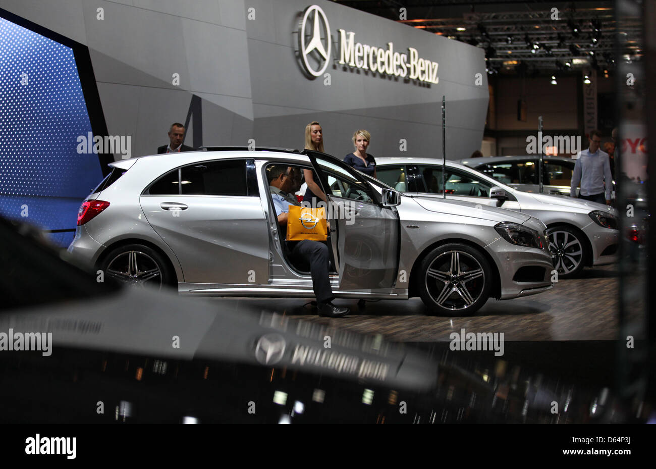 Mercedes-Benz präsentiert die neue A-Klasse auf der AMI-Auto-Messe in Leipzig, Deutschland, 1. Juni 2012. Von 2 bis 10 Juni präsentieren alle deutschen und die Mehrheit der fremden Autofirmen ihre Neuheiten und Innovationen auf der AMI. In Zusammenarbeit mit der Amitec und Amicom messen sind rund 450 Aussteller anwesend. Die Messe erwartet rund 280 000 Besucher, ebenso wie im Jahr 2010. Foto: JAN WOITAS Stockfoto