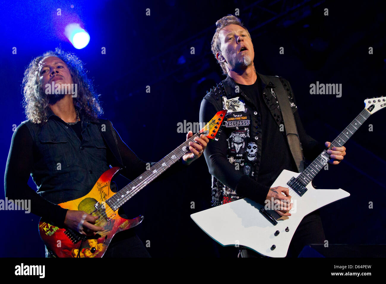 Metallica-Gitarrist Kirk Hammett (L) und Sänger/Gitarrist James Hetfield Peform auf der Bühne während des ersten abends von der drei-Tages-Festival Rock Im Park am Zeppelinfeld in Nürnberg, 1. Juni 2012. Foto: Daniel Karmann Stockfoto